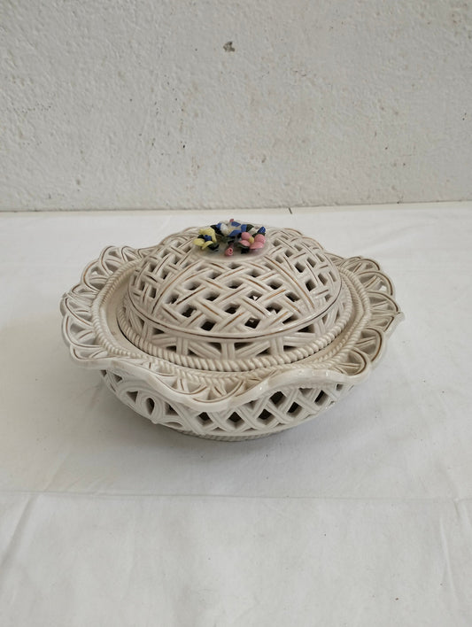 Centrotavola in ceramica traforata con coperchio