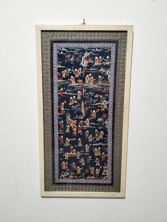 Quadro Asiatico con Ricamo su Seta - Rappresentazione di Figure e Dragone