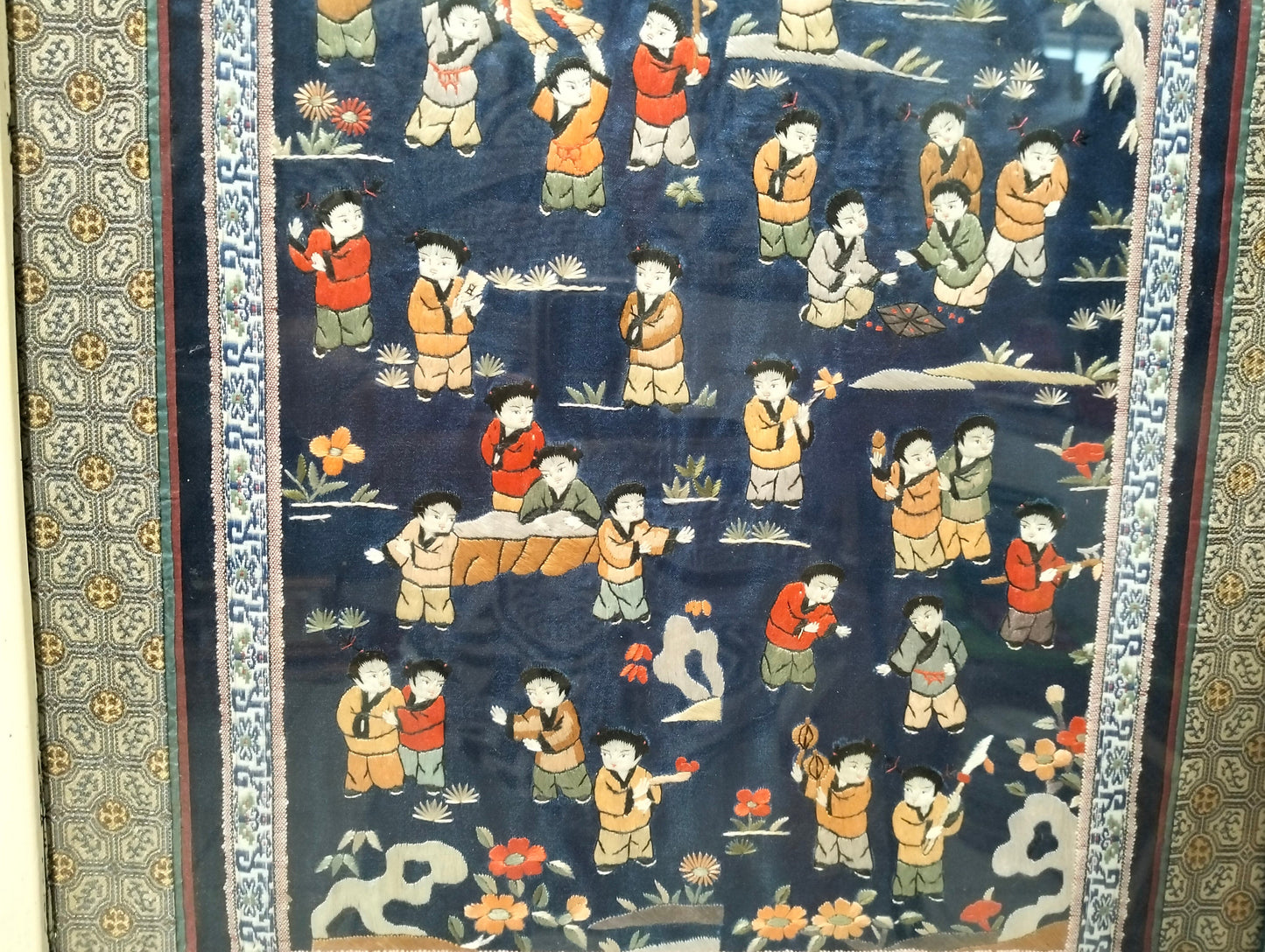 Quadro Asiatico con Ricamo su Seta - Rappresentazione di Figure e Dragone