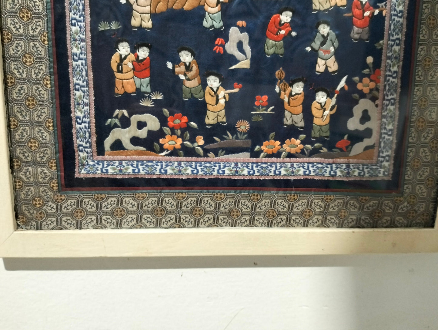 Quadro Asiatico con Ricamo su Seta - Rappresentazione di Figure e Dragone