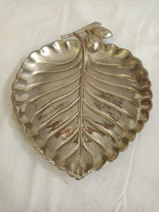 vintage tray in silver forma di foglia