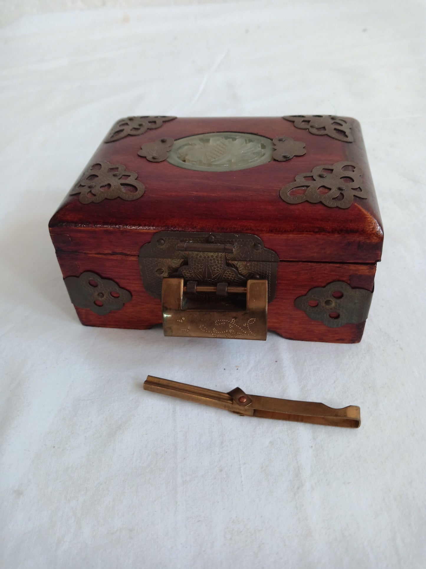 Scatola in legno con decorazioni in ottone e Petra minerale