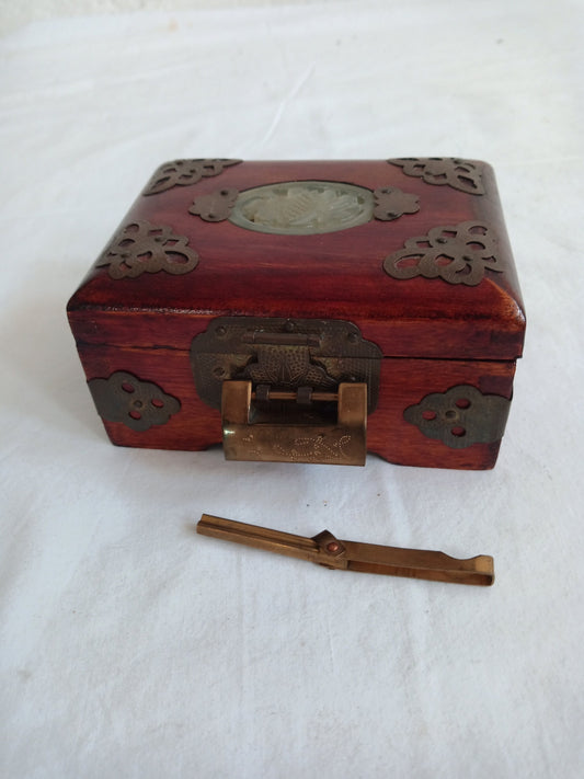 Scatola in legno con decorazioni in ottone e Petra minerale