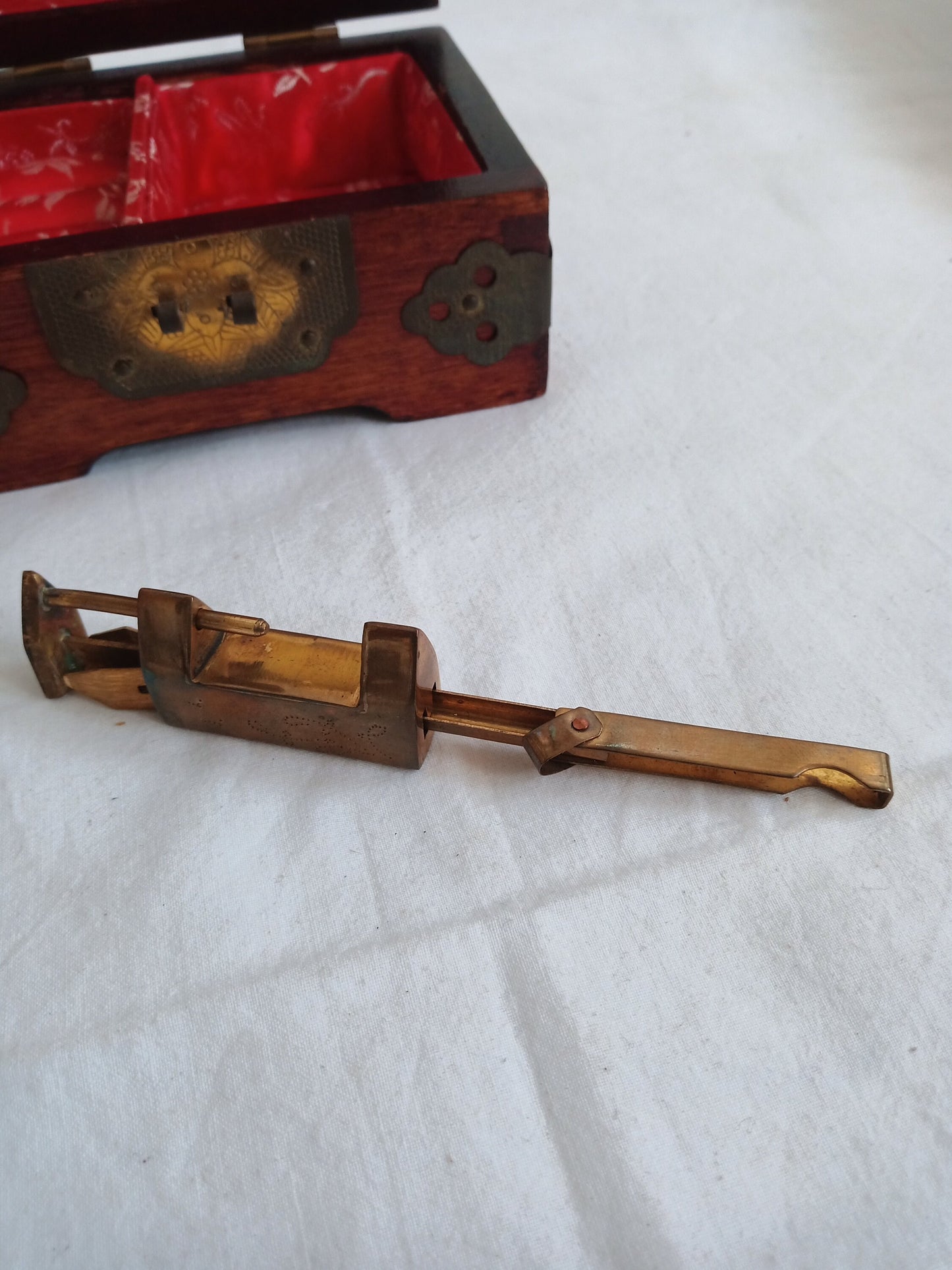 Scatola in legno con decorazioni in ottone e Petra minerale