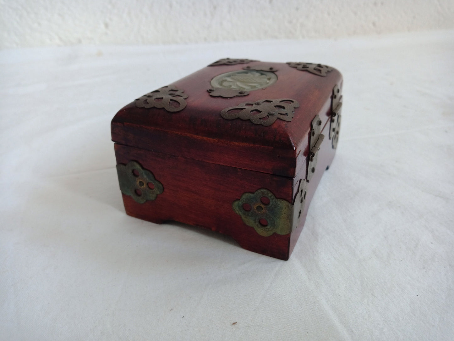 Scatola in legno con decorazioni in ottone e Petra minerale