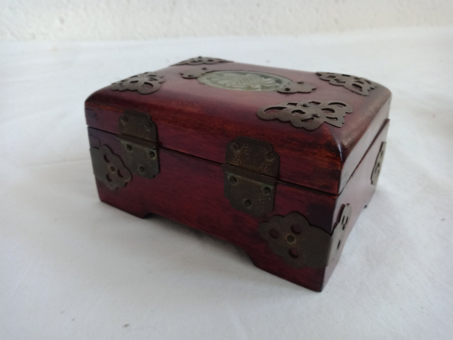 Scatola in legno con decorazioni in ottone e Petra minerale