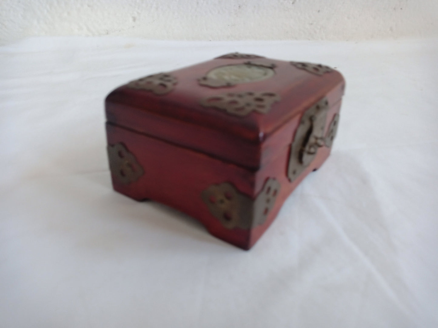 Scatola in legno con decorazioni in ottone e Petra minerale