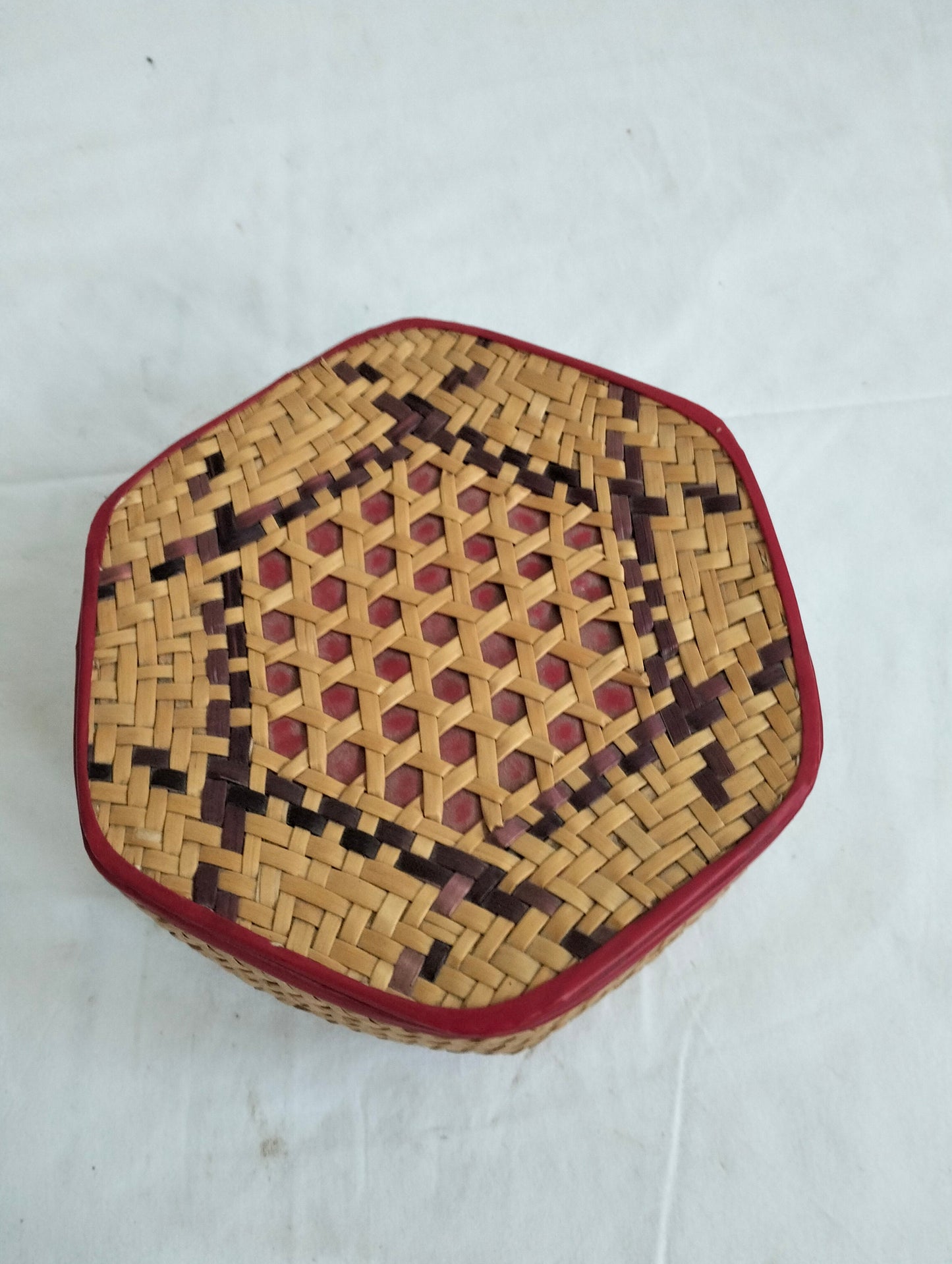 Scatola realizzata in rattan intrecciata