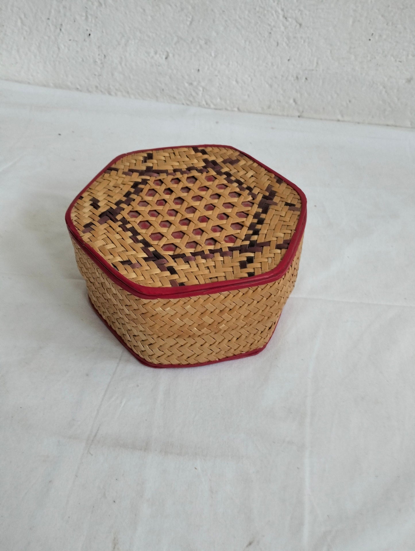 Scatola realizzata in rattan intrecciata