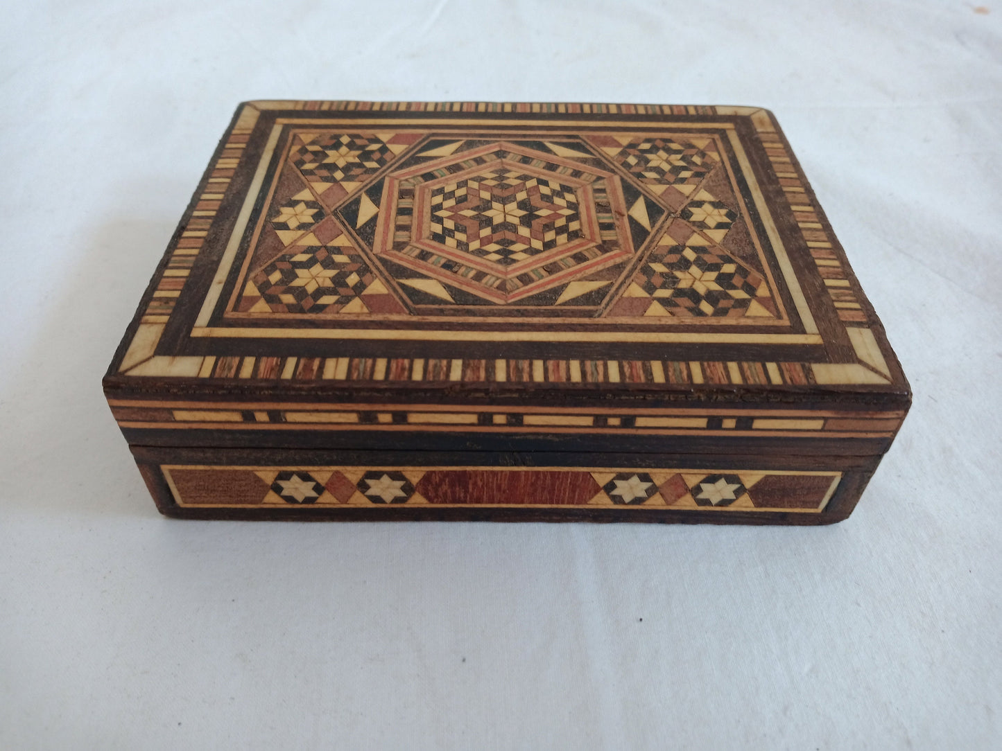 Scatola in legno siriana con intarsi