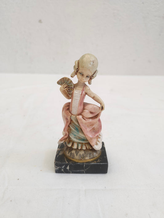 statua vintage di una ragazza con base in marmo di carrara nero realizzate in resina