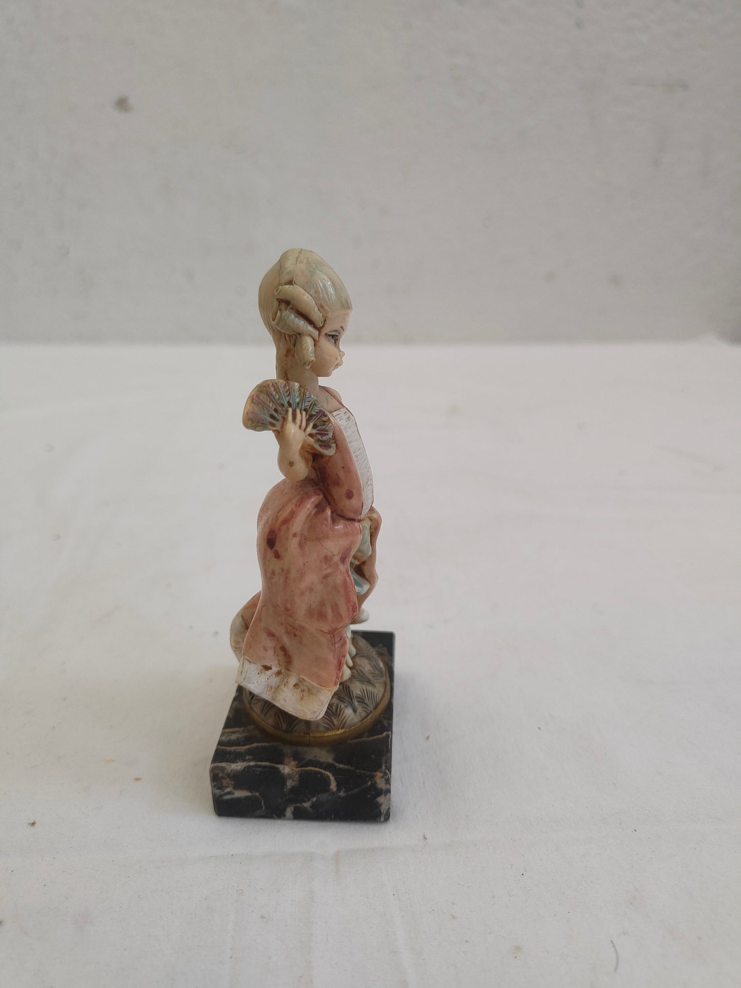 statua vintage di una ragazza con base in marmo di carrara nero realizzate in resina