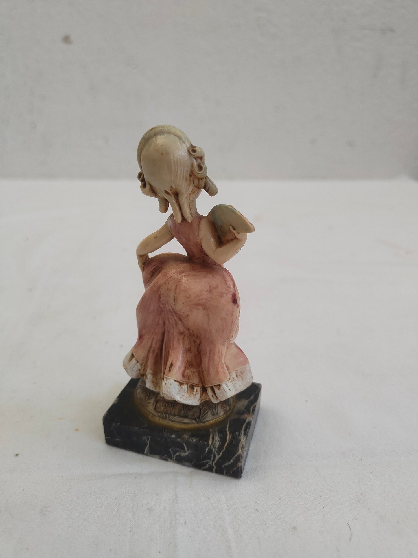 statua vintage di una ragazza con base in marmo di carrara nero realizzate in resina