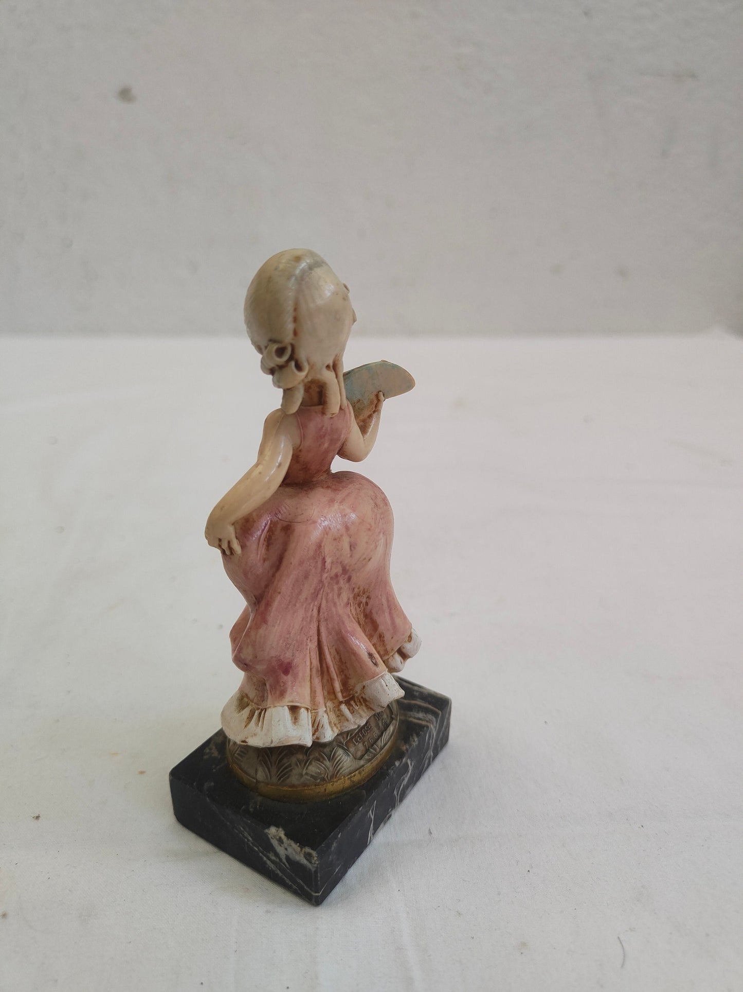 statua vintage di una ragazza con base in marmo di carrara nero realizzate in resina