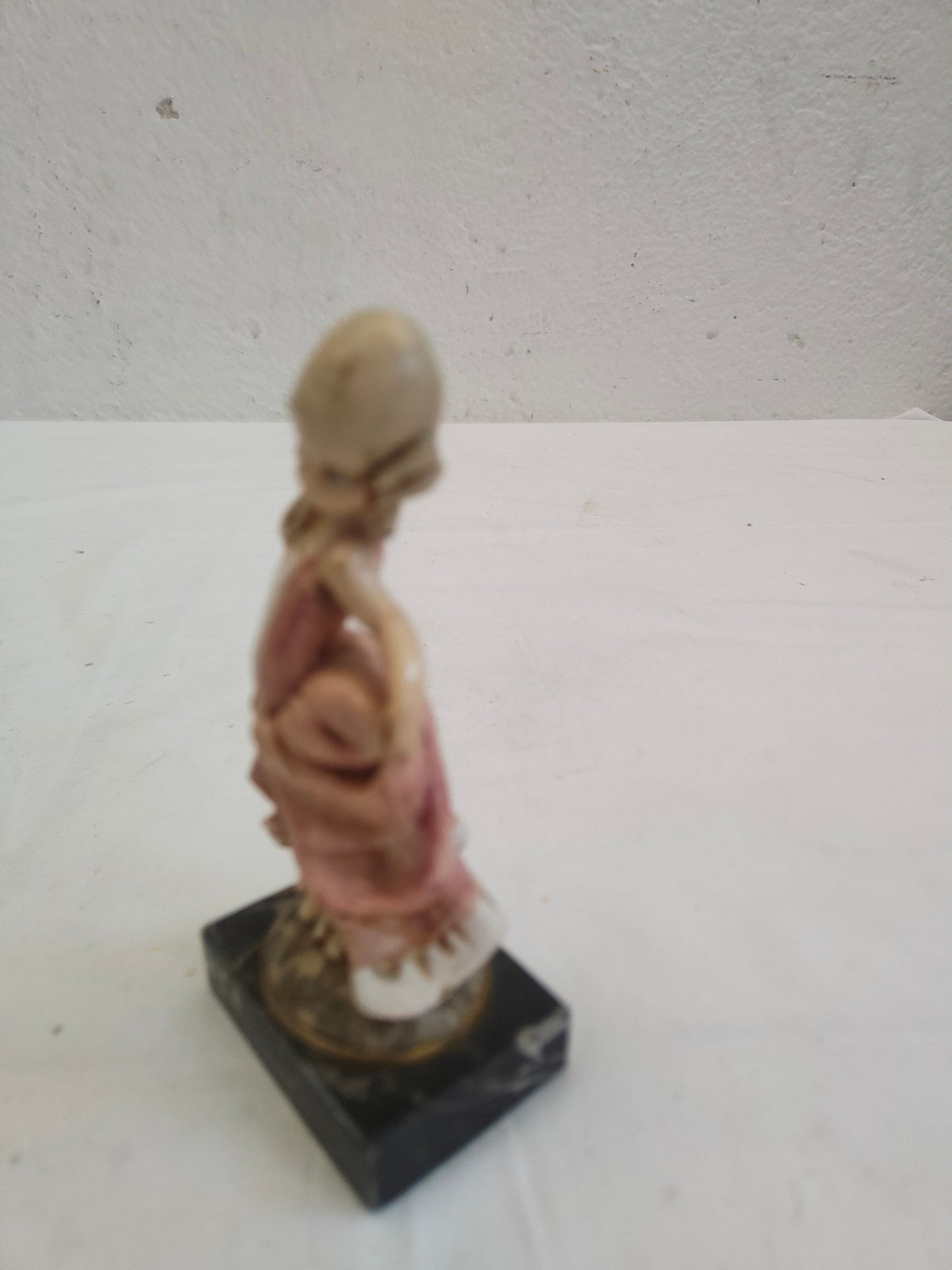 statua vintage di una ragazza con base in marmo di carrara nero realizzate in resina