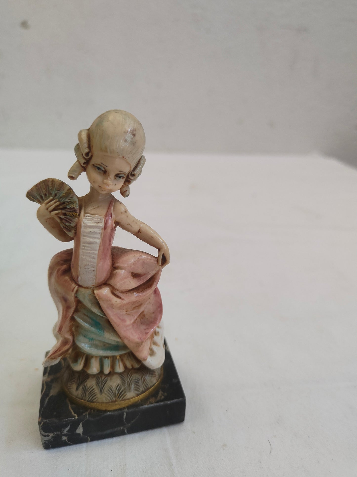 statua vintage di una ragazza con base in marmo di carrara nero realizzate in resina