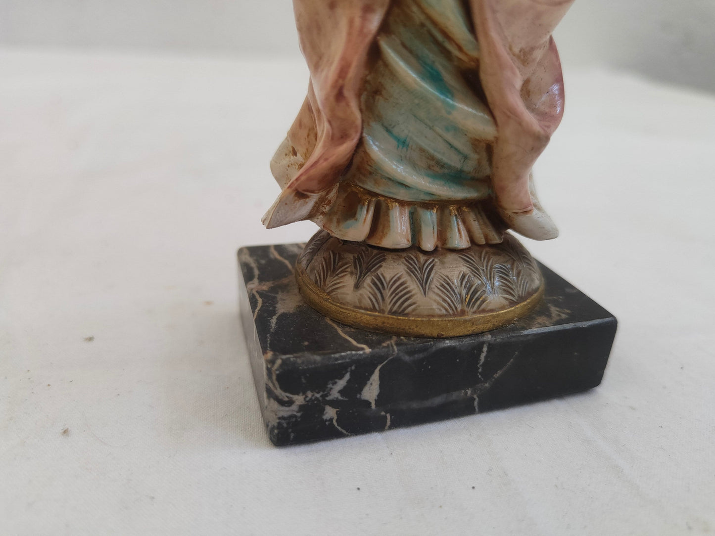 statua vintage di una ragazza con base in marmo di carrara nero realizzate in resina