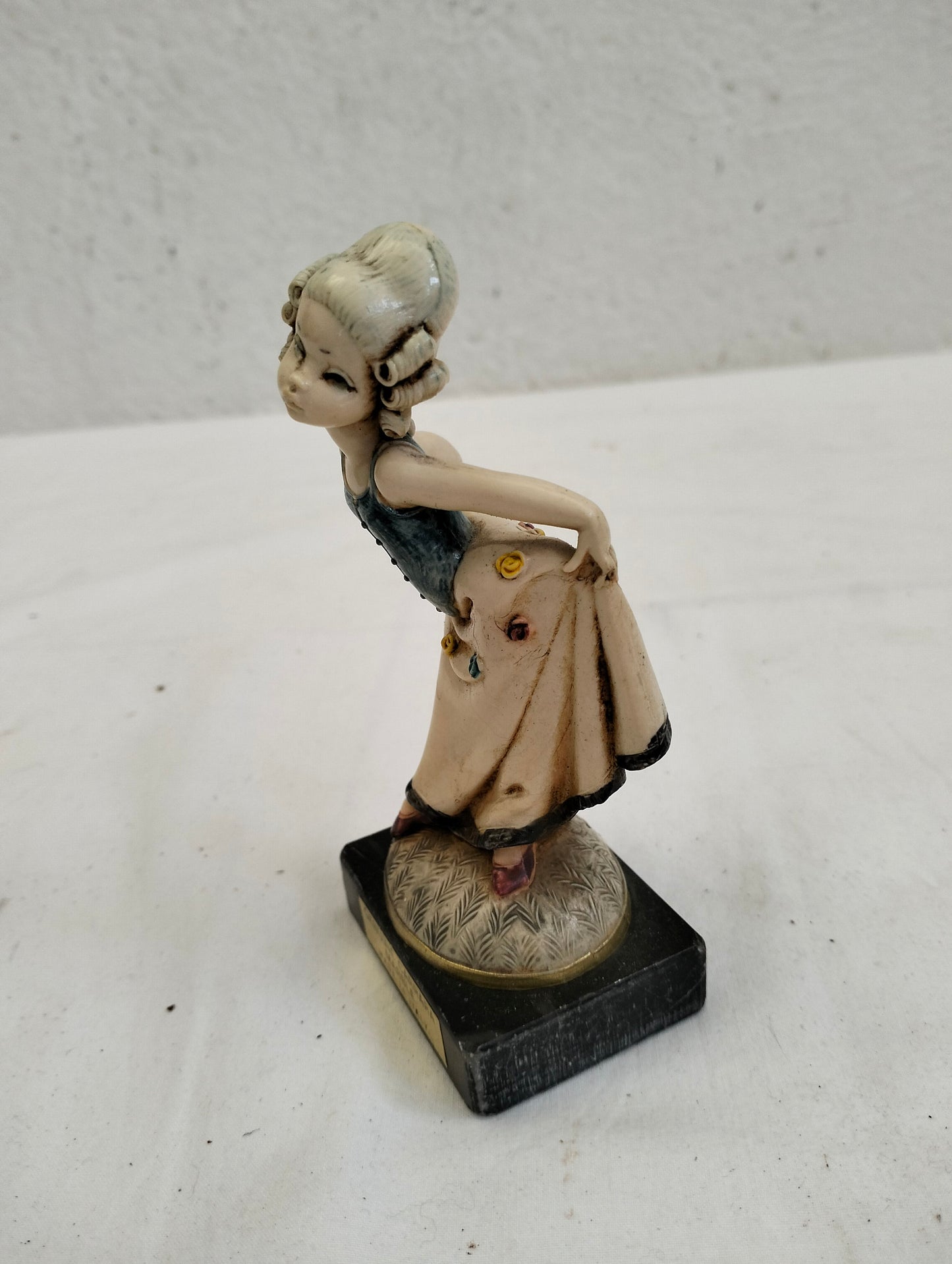 statua vintage di una ragazza con base in marmo di carrara nero realizzate in resina