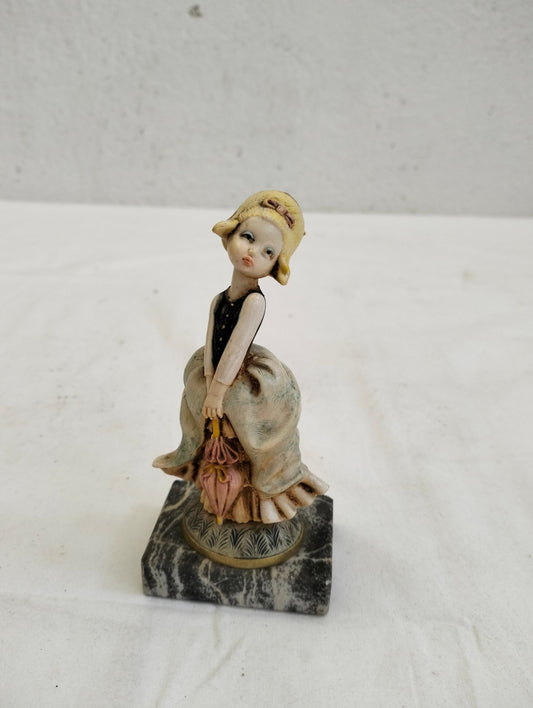 statua vintage di una ragazza con base in marmo di carrara nero realizzate in resina