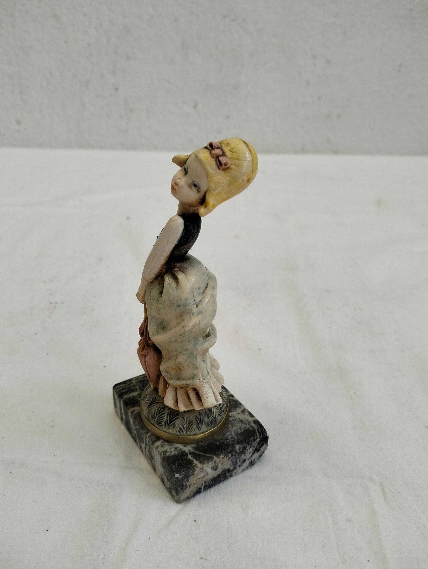 statua vintage di una ragazza con base in marmo di carrara nero realizzate in resina