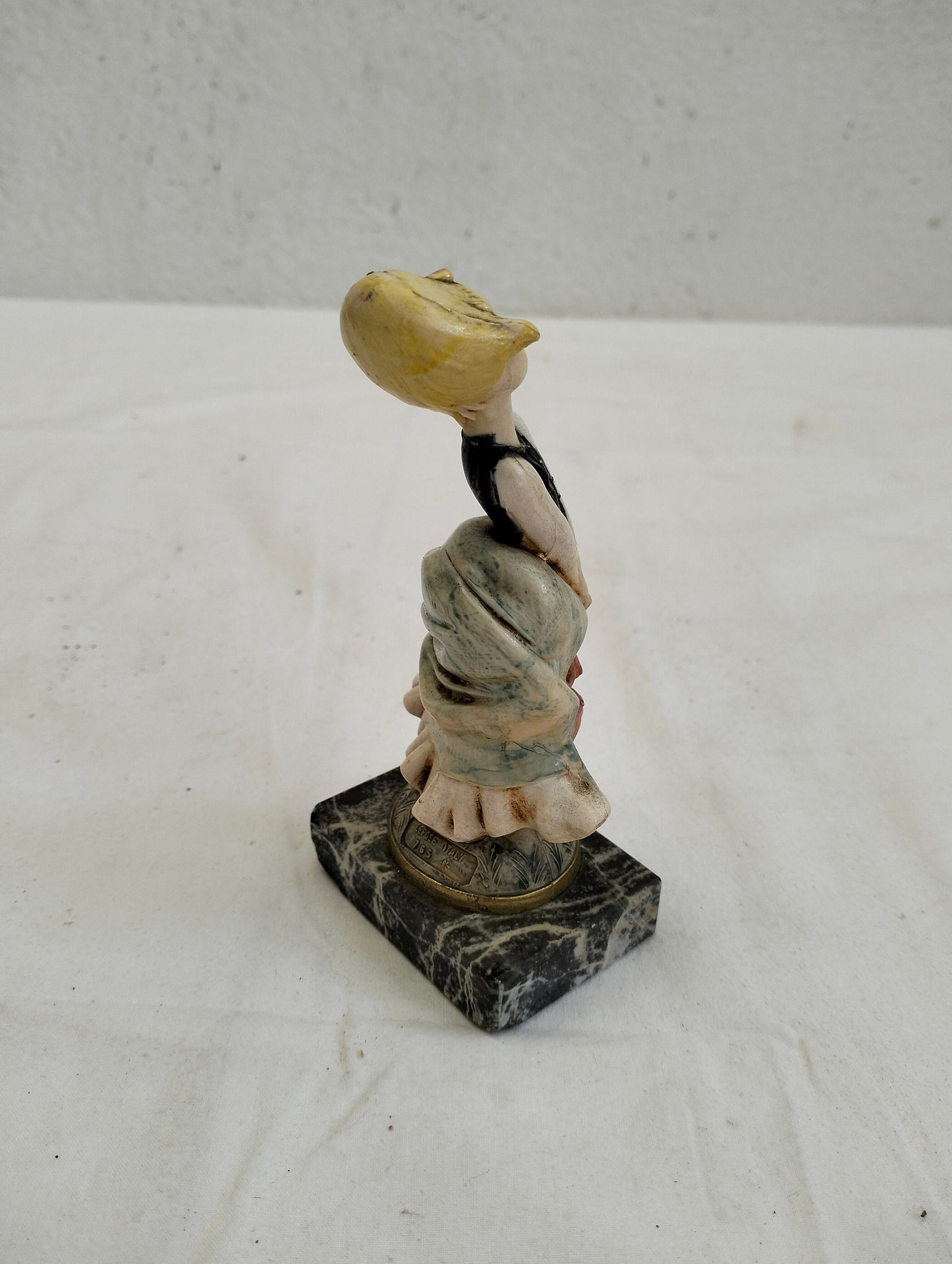 statua vintage di una ragazza con base in marmo di carrara nero realizzate in resina