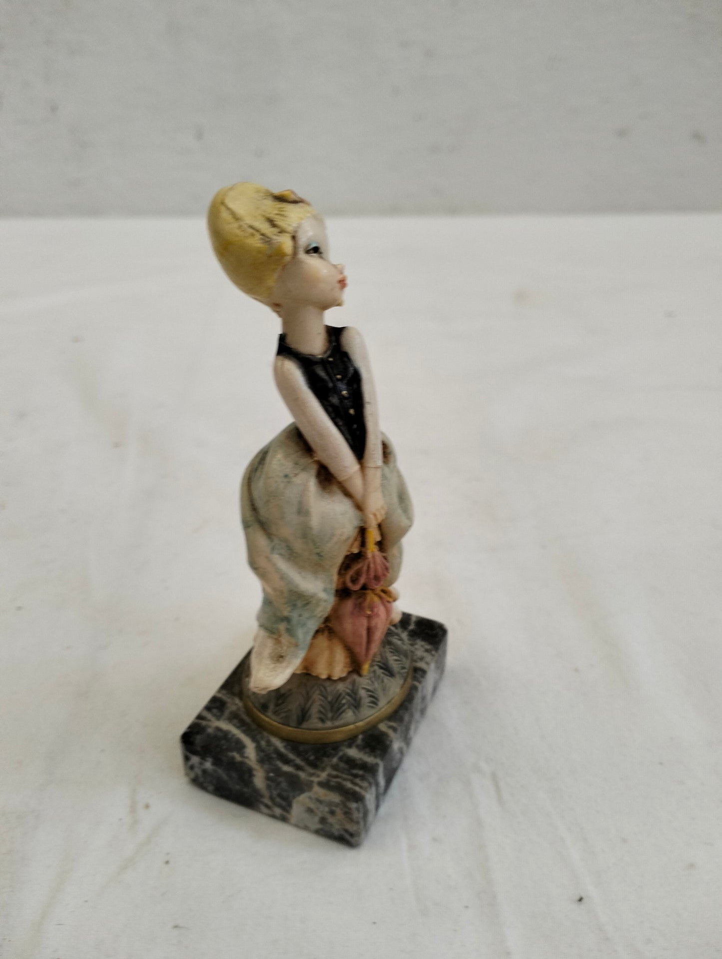 statua vintage di una ragazza con base in marmo di carrara nero realizzate in resina
