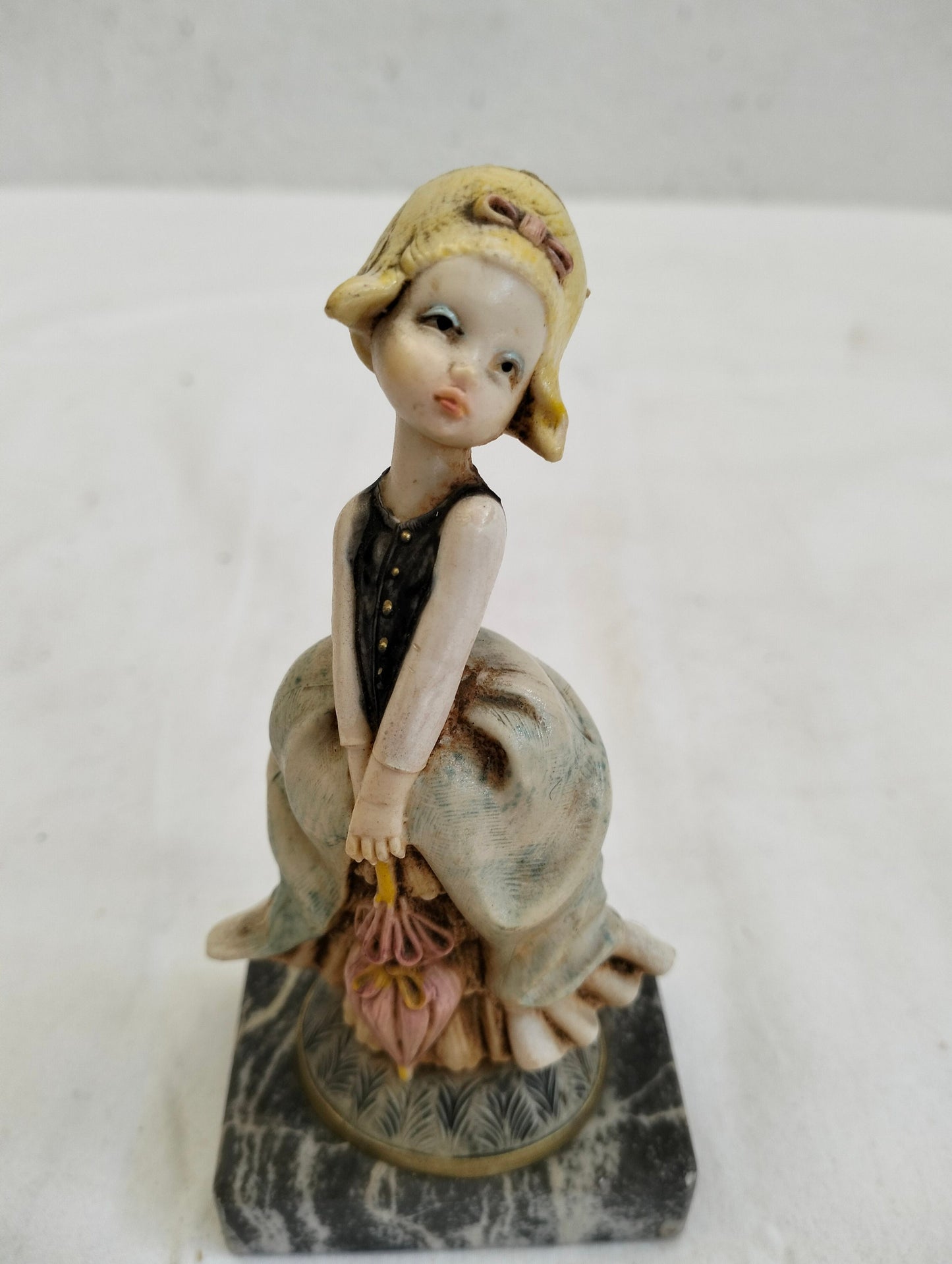 statua vintage di una ragazza con base in marmo di carrara nero realizzate in resina