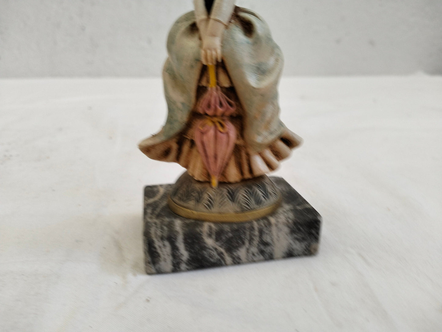 statua vintage di una ragazza con base in marmo di carrara nero realizzate in resina