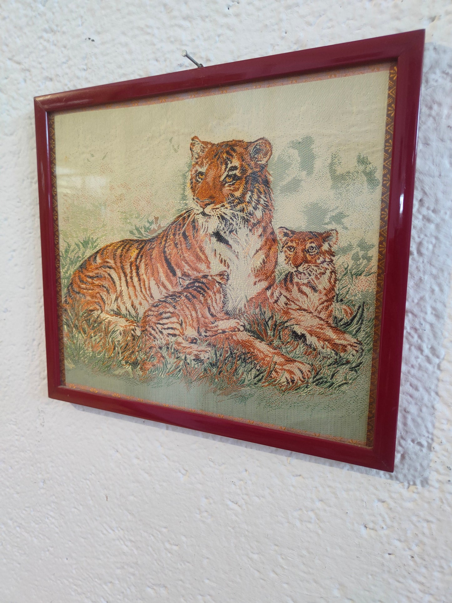 quadro cinese realizzato a uncinetto raffigurante due tigri cornice rossa