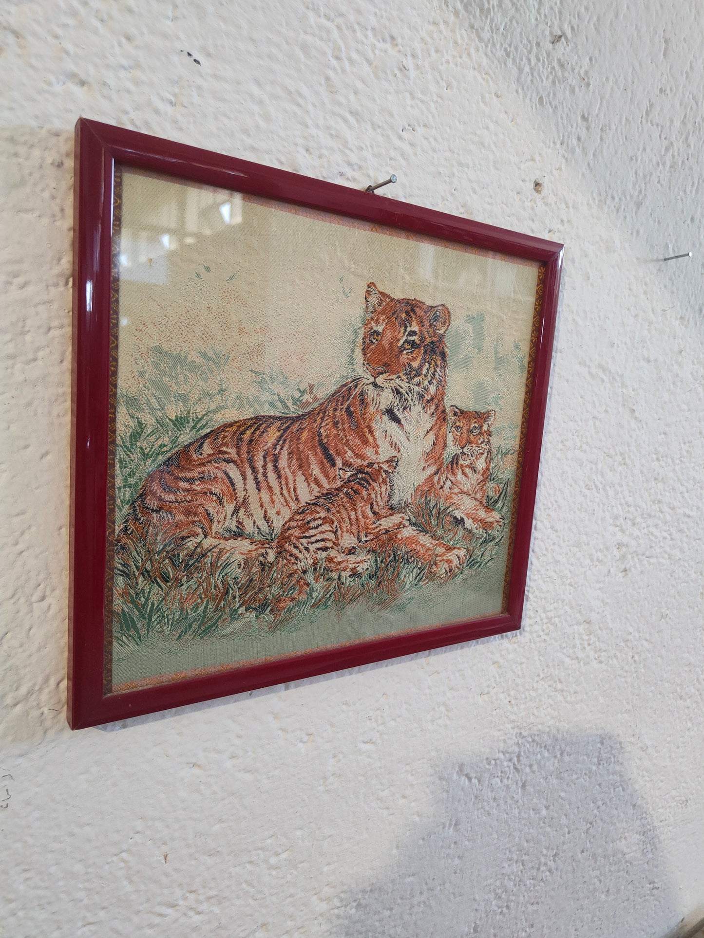 quadro cinese realizzato a uncinetto raffigurante due tigri cornice rossa