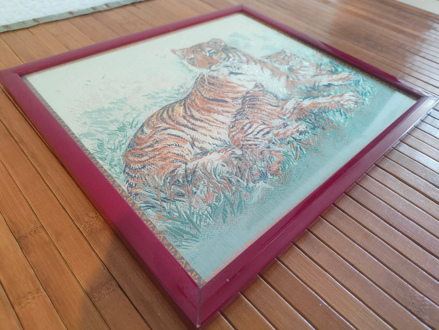 quadro cinese realizzato a uncinetto raffigurante due tigri cornice rossa