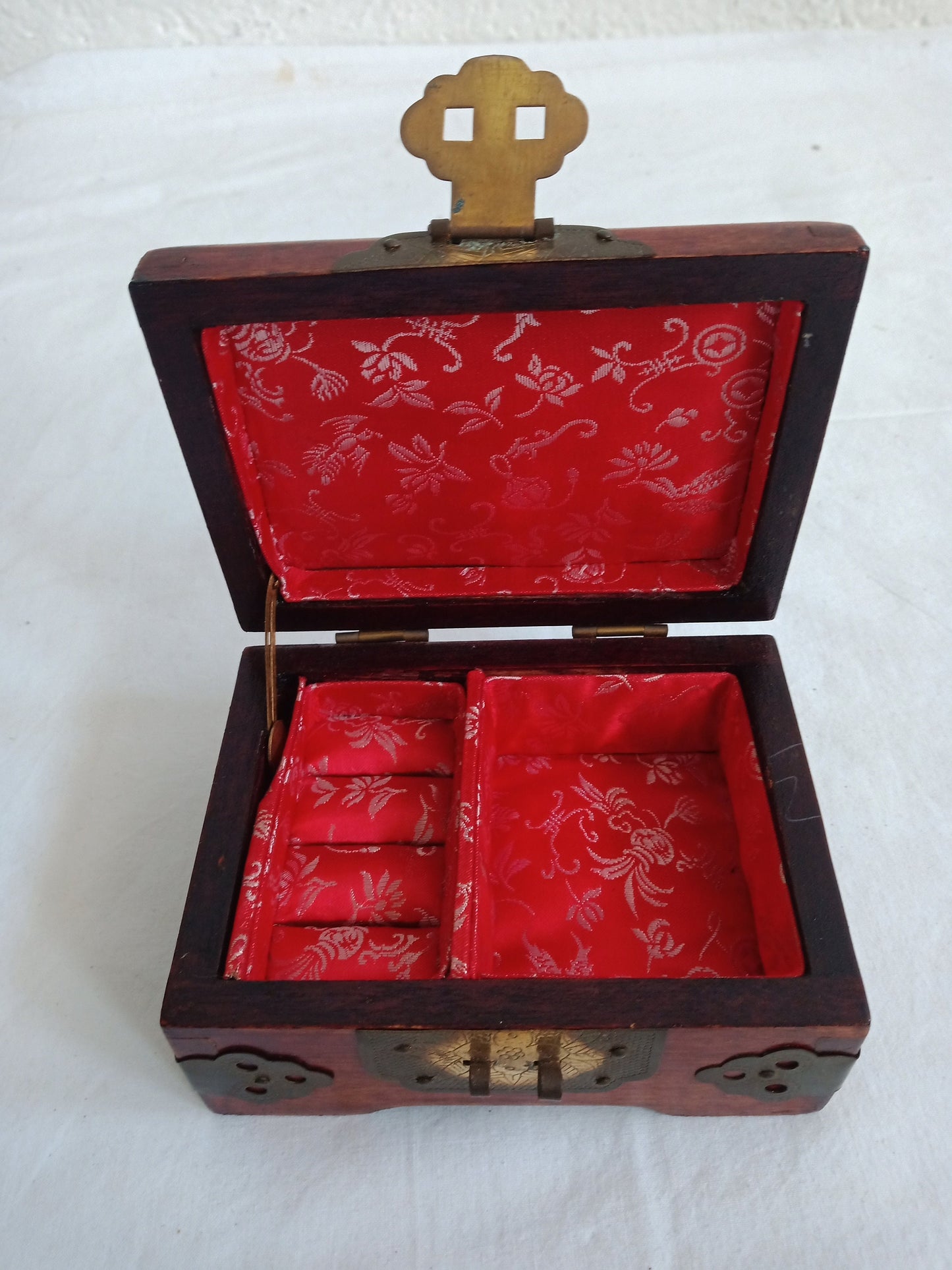 Scatola in legno con decorazioni in ottone e Petra minerale