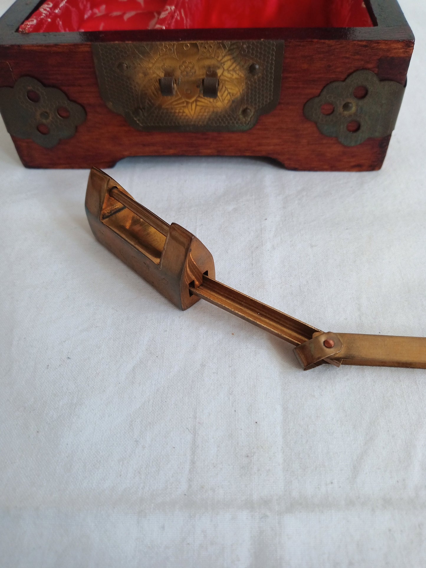 Scatola in legno con decorazioni in ottone e Petra minerale