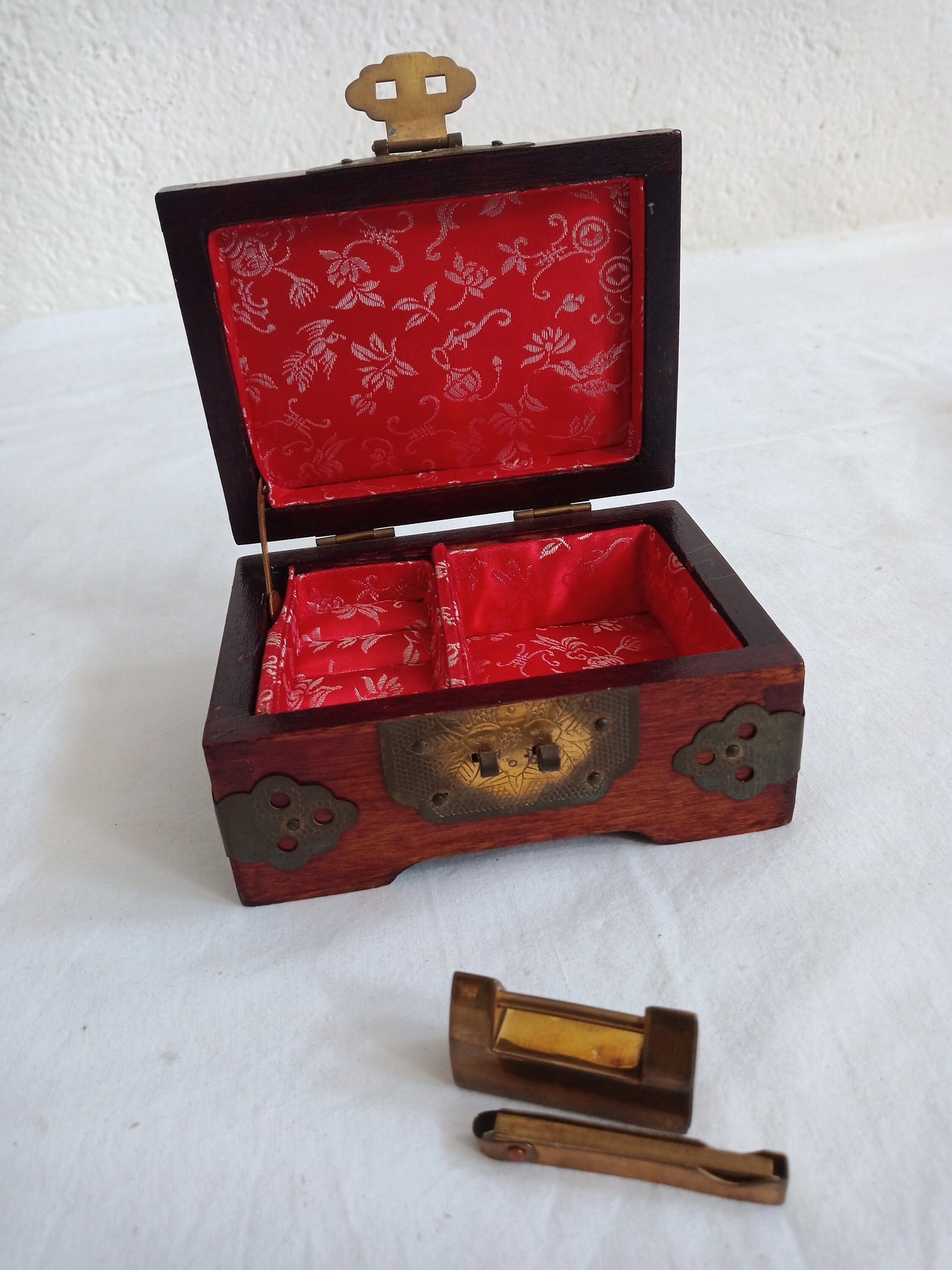 Scatola in legno con decorazioni in ottone e Petra minerale