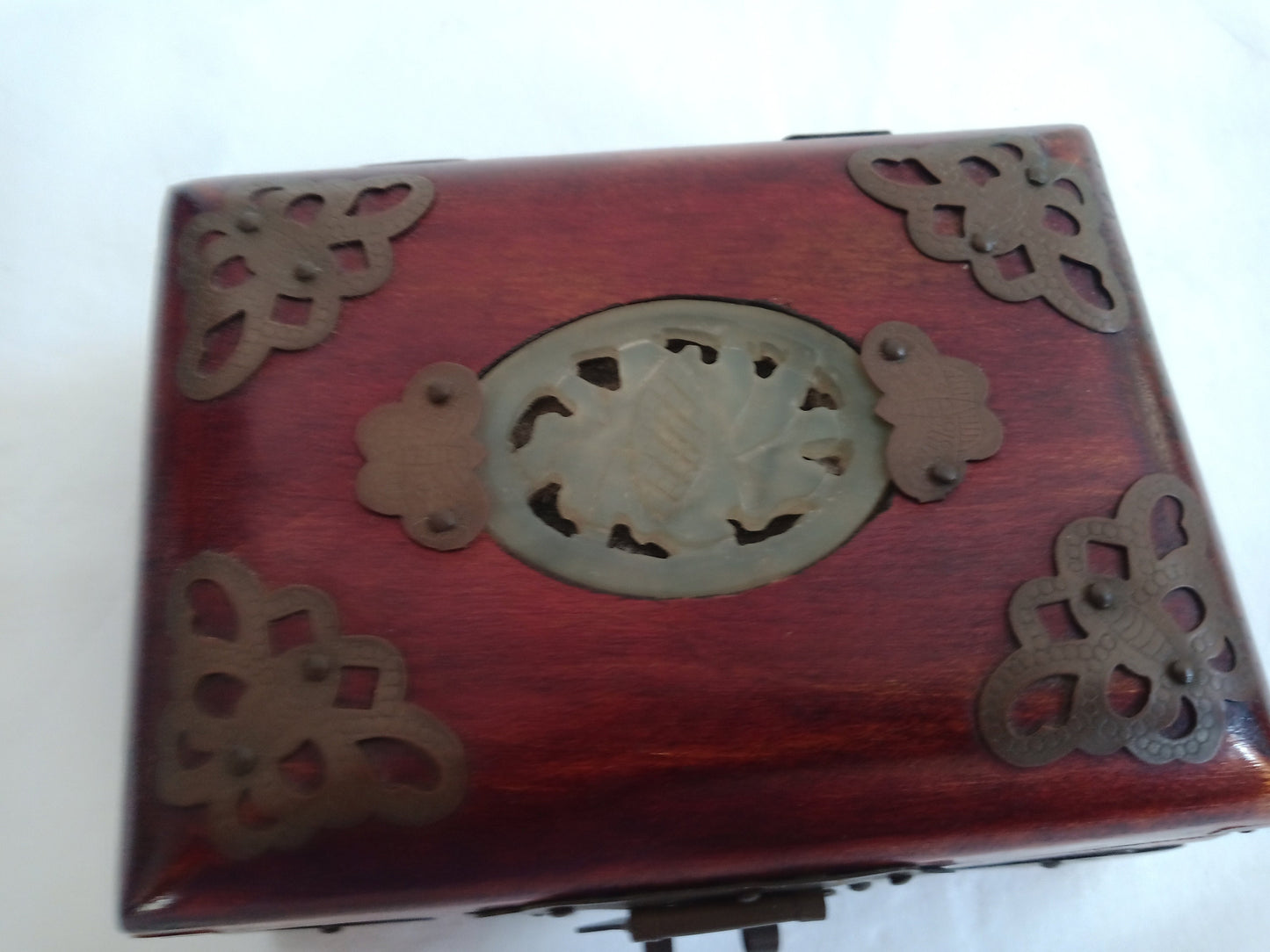 Scatola in legno con decorazioni in ottone e Petra minerale