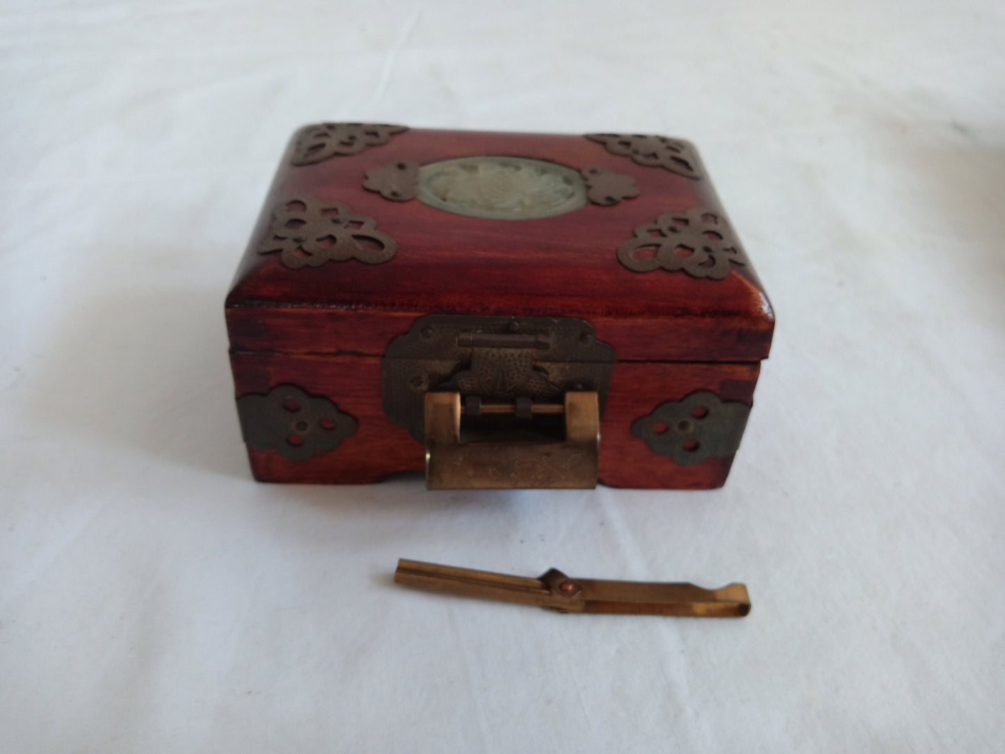 Scatola in legno con decorazioni in ottone e Petra minerale