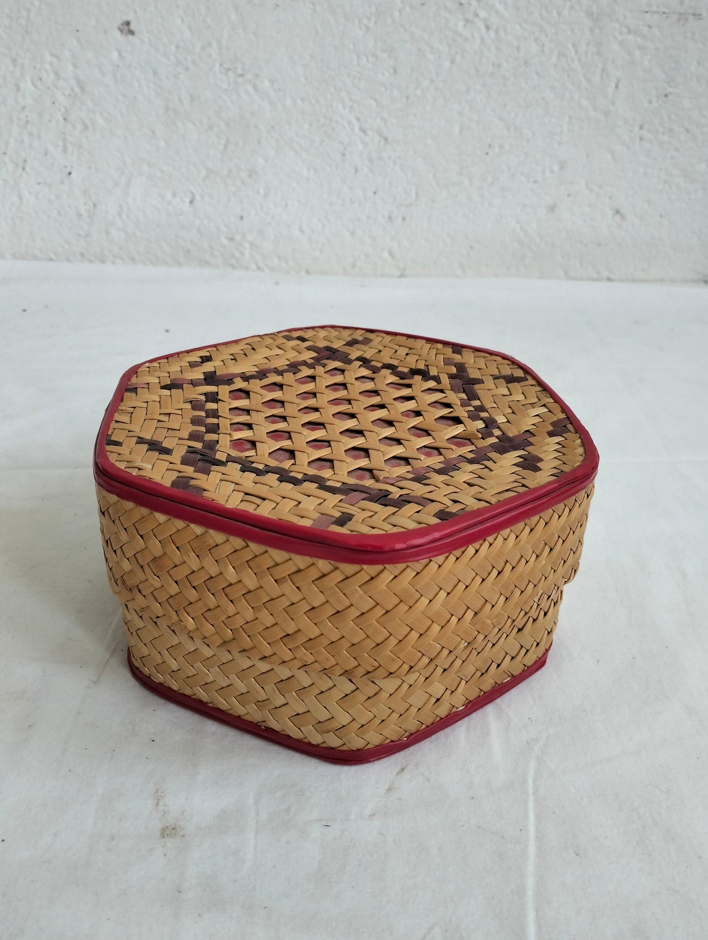 Scatola realizzata in rattan intrecciata