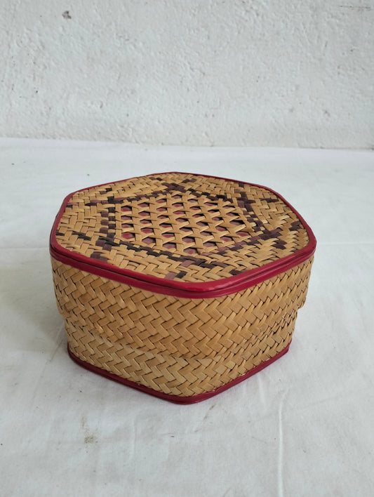 Scatola realizzata in rattan intrecciata
