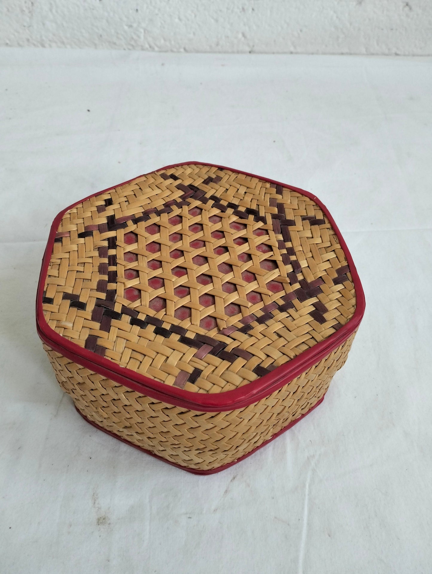 Scatola realizzata in rattan intrecciata