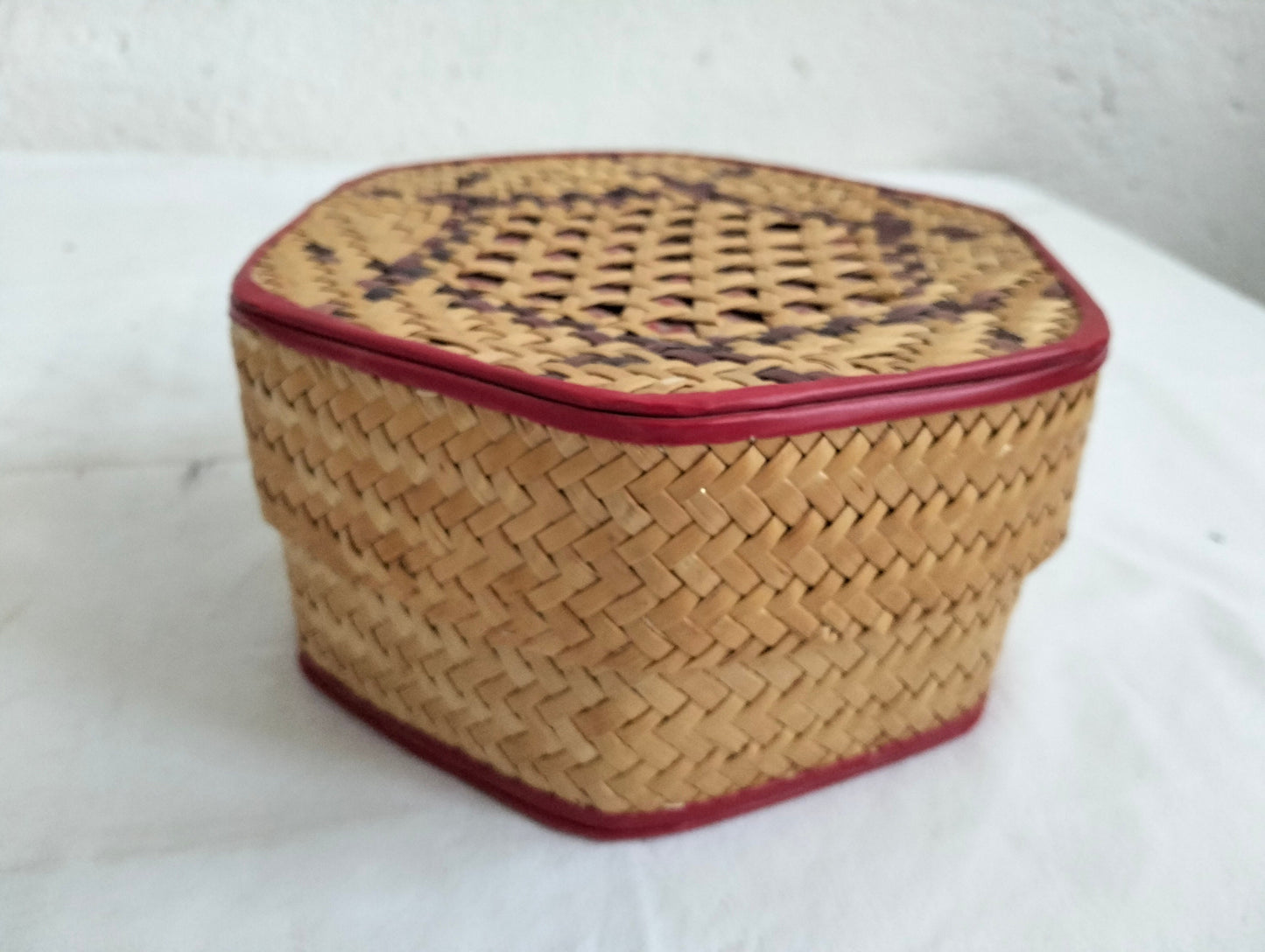 Scatola realizzata in rattan intrecciata