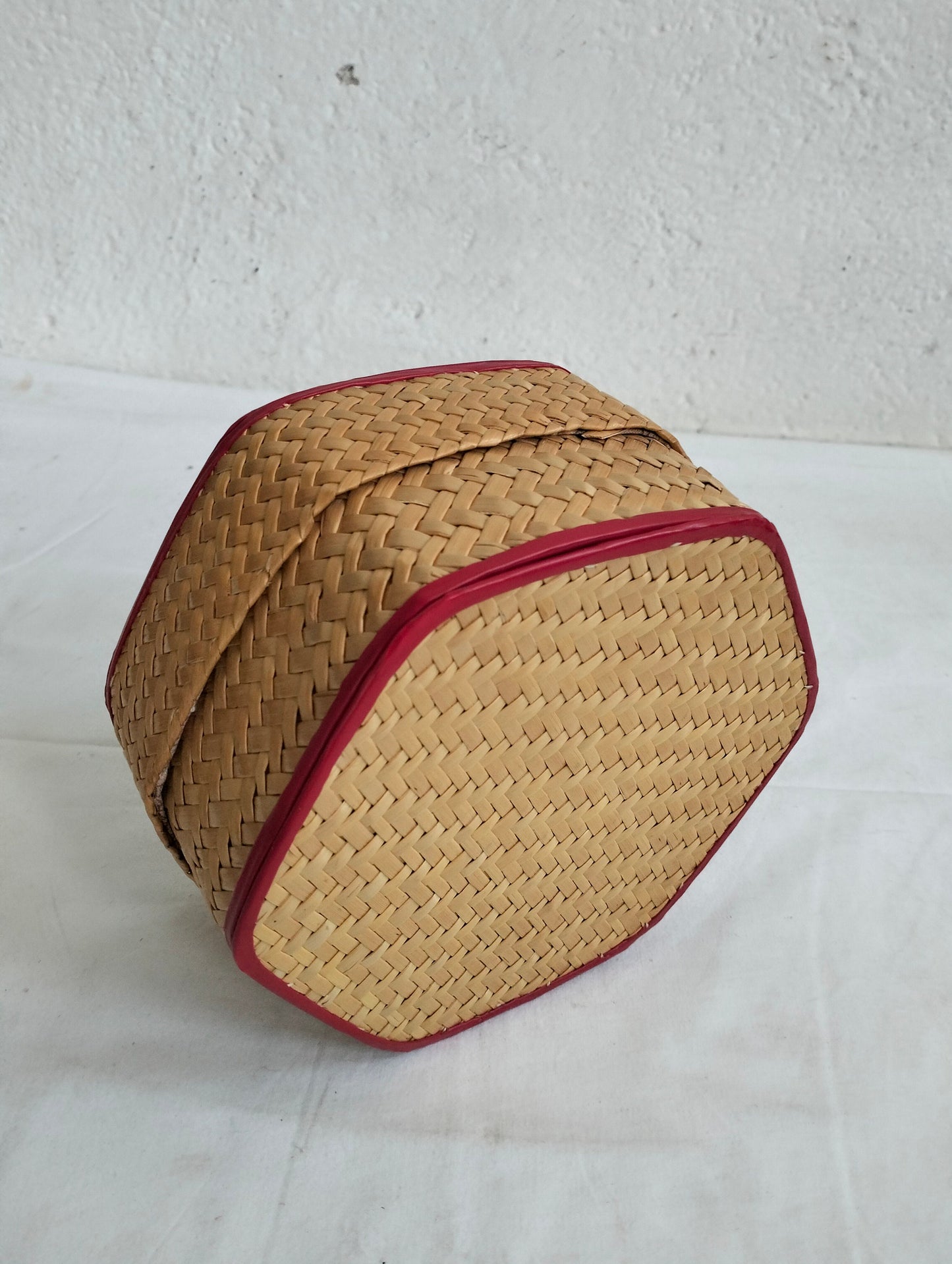 Scatola realizzata in rattan intrecciata