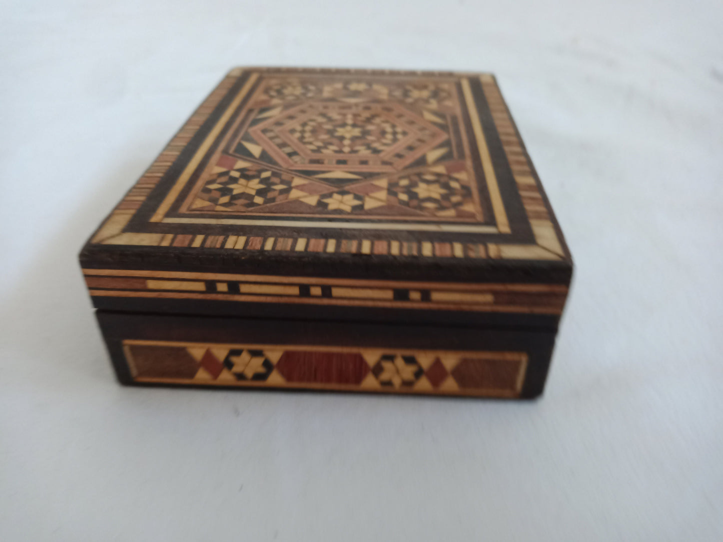 Scatola in legno siriana con intarsi