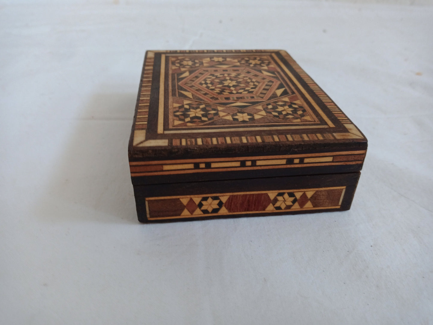 Scatola in legno siriana con intarsi