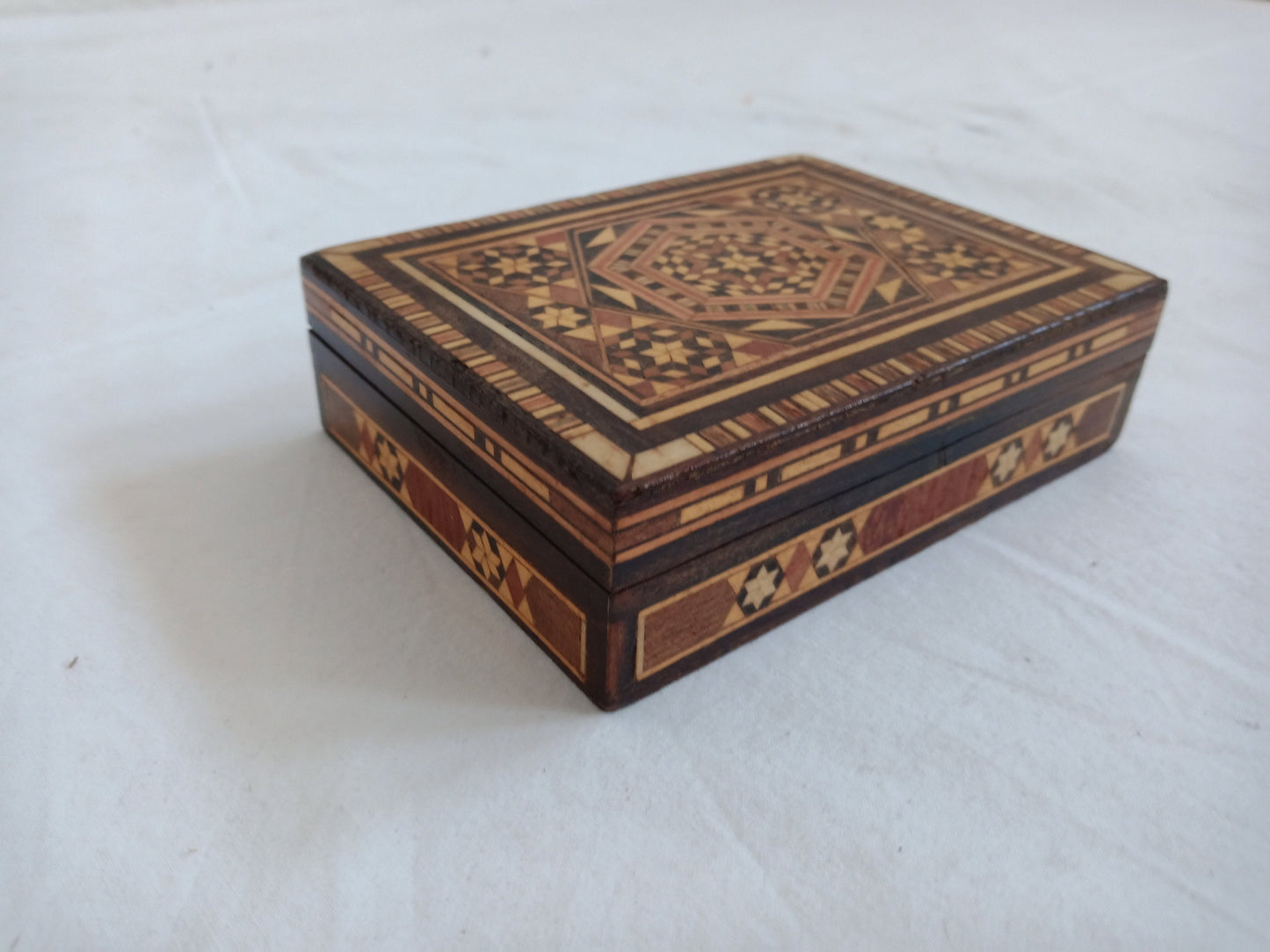 Scatola in legno siriana con intarsi