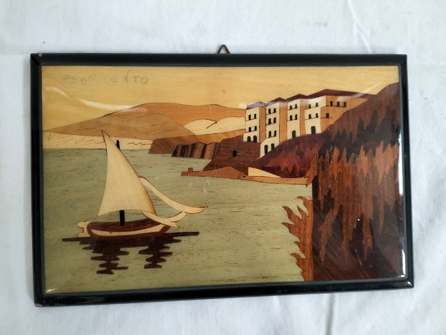 Quadro su legno intarsiato Vista Sorrento con mare e scogli | Decorazione artigianale italiana,regalo made in Italy , arte costiera italiana