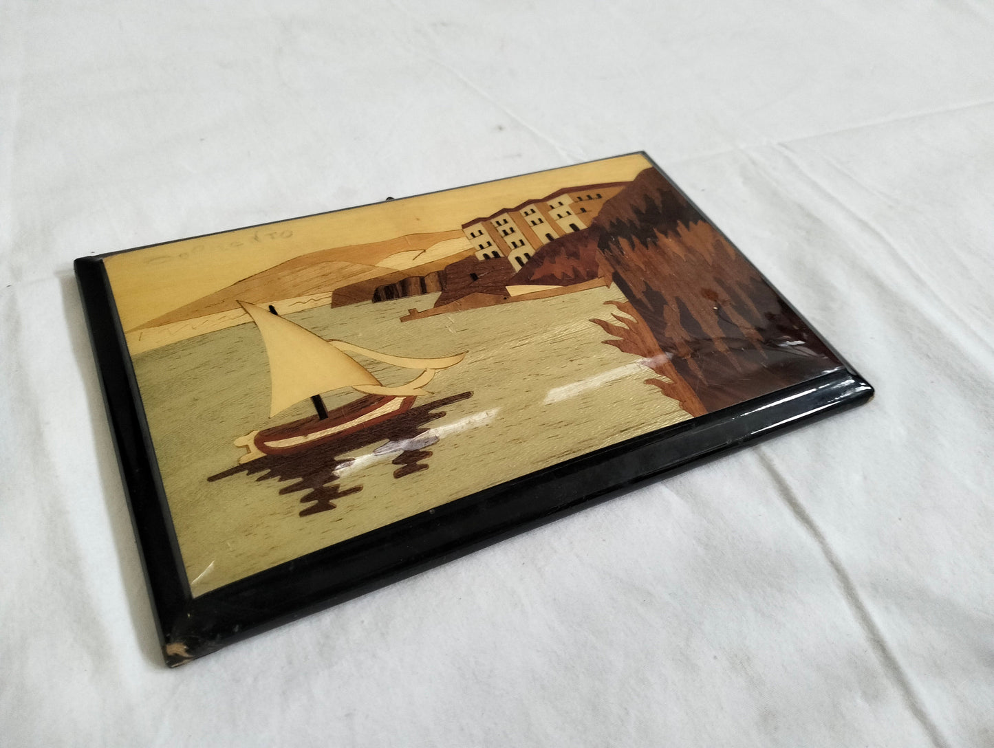 Quadro su legno intarsiato Vista Sorrento con mare e scogli | Decorazione artigianale italiana,regalo made in Italy , arte costiera italiana