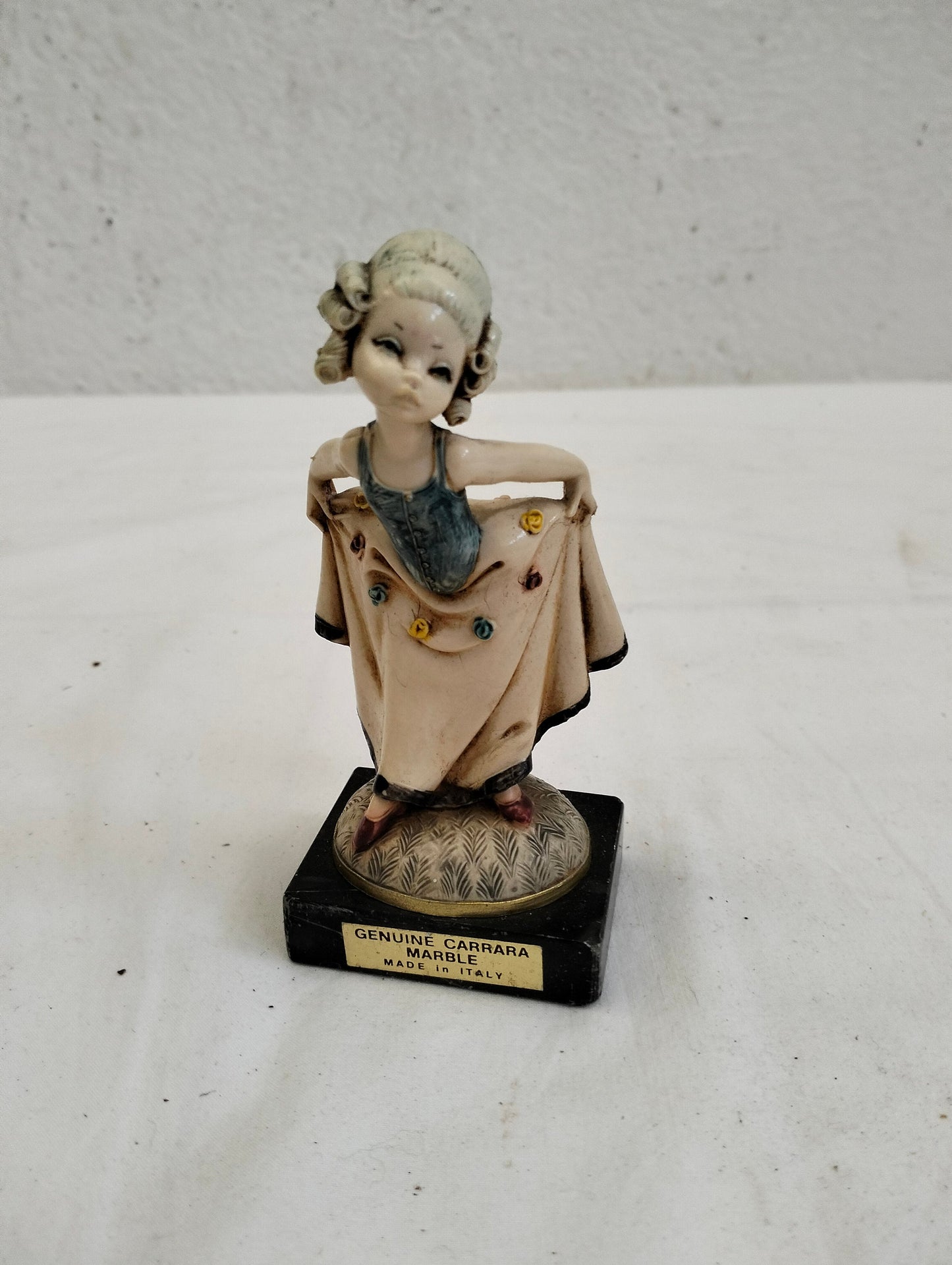 statua vintage di una ragazza con base in marmo di carrara nero realizzate in resina