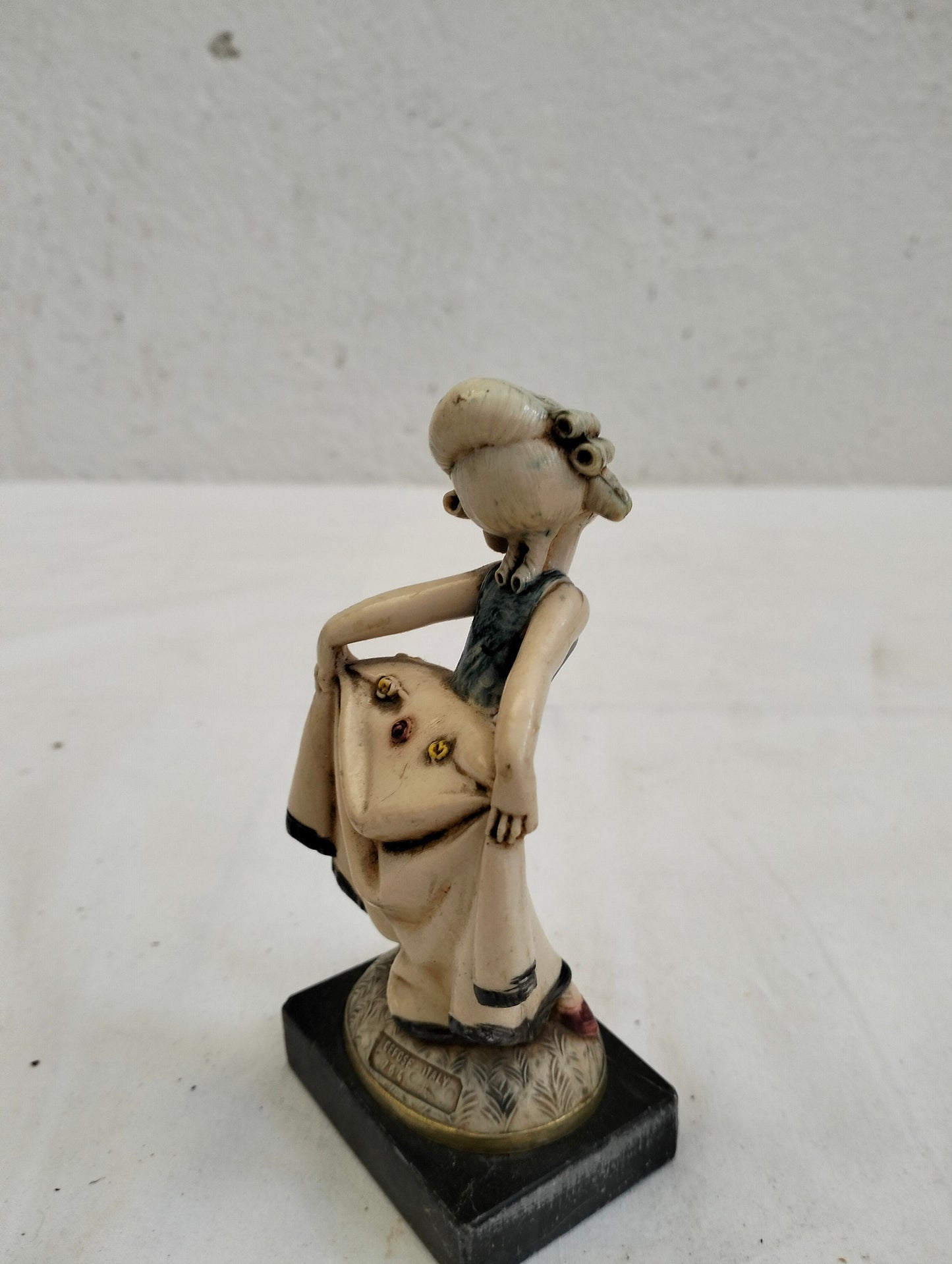 statua vintage di una ragazza con base in marmo di carrara nero realizzate in resina