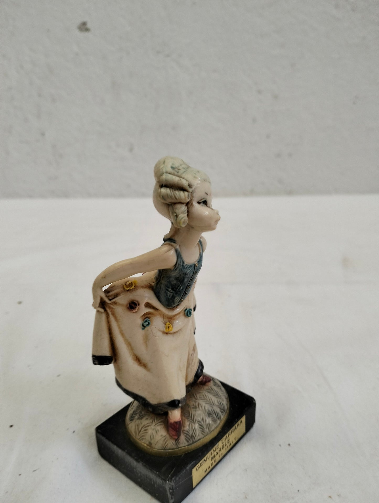 statua vintage di una ragazza con base in marmo di carrara nero realizzate in resina