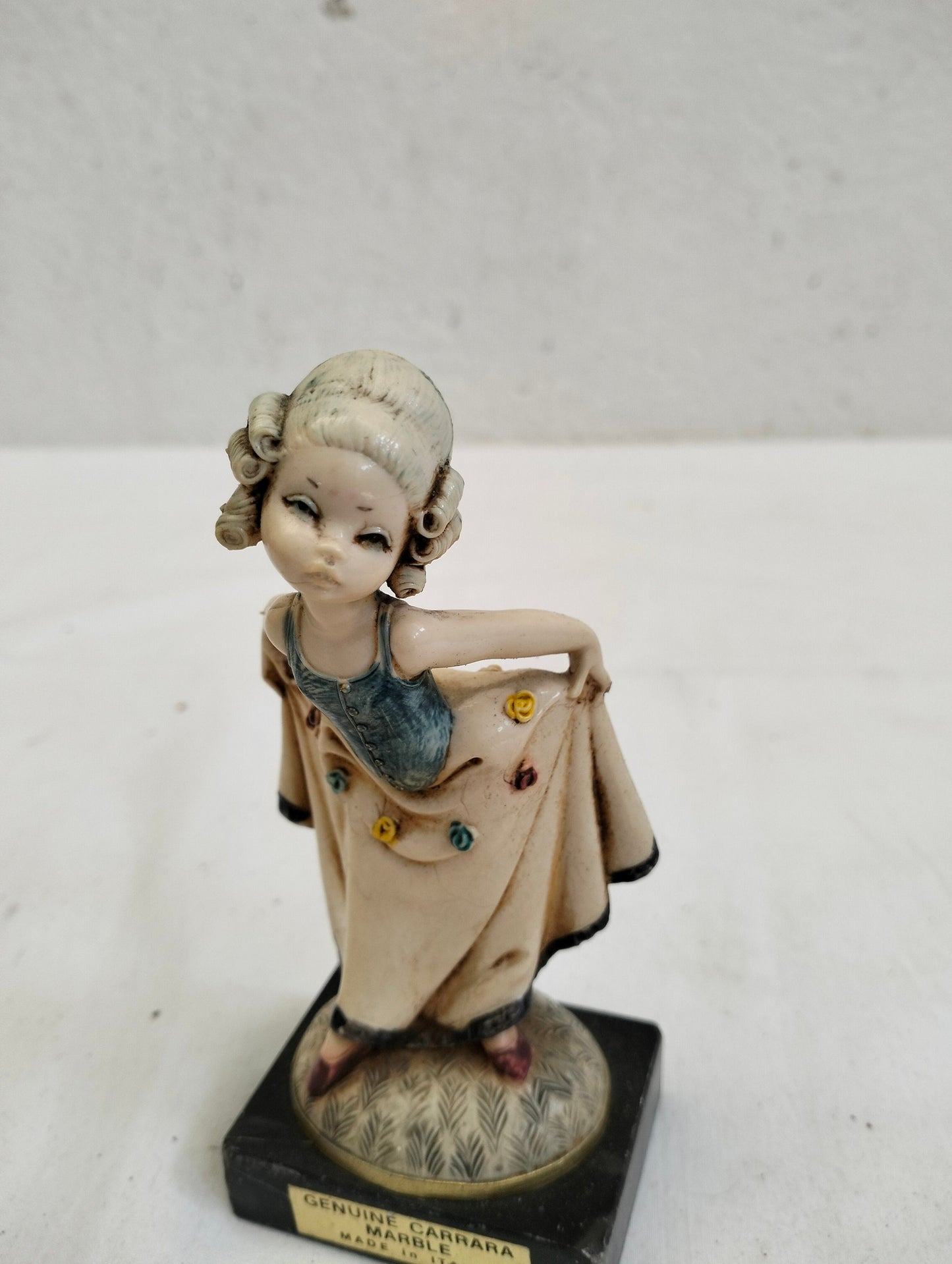 statua vintage di una ragazza con base in marmo di carrara nero realizzate in resina